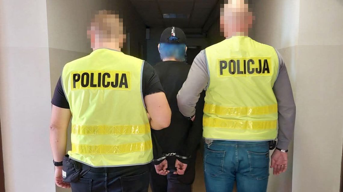 Płaszcza nie wystarczyło. Policjanci z Chełma zatrzymali 44-latkę ukrywającą się w szafie Płaszcza nie wystarczyło. Policjanci z Chełma zatrzymali 44-latkę ukrywającą się w szafie