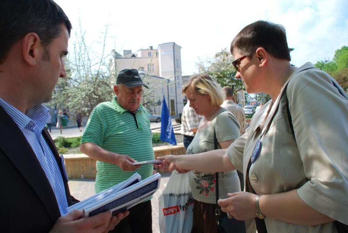 Platforma Obywatelska rozdawała chełmianom flagi narodowe Platforma Obywatelska rozdawała chełmianom flagi narodowe
