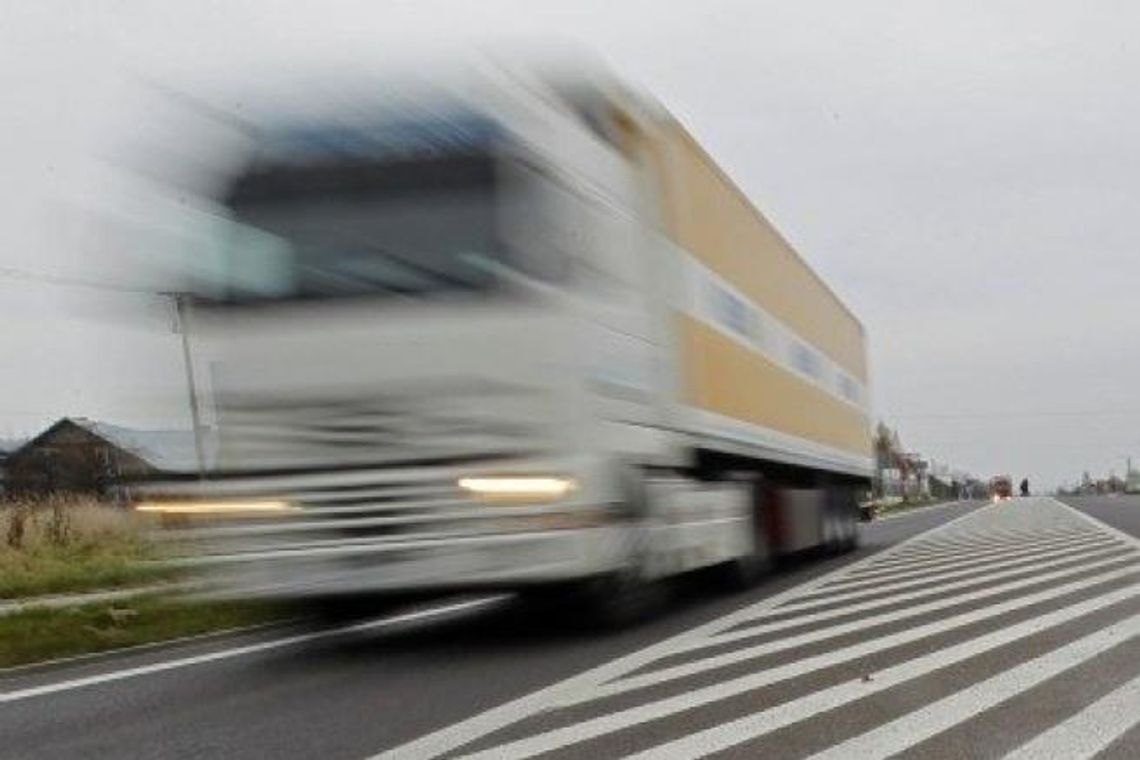 Płatne ekspresówki czy drogi lokalne - co wybiorą kierowcy tirów?