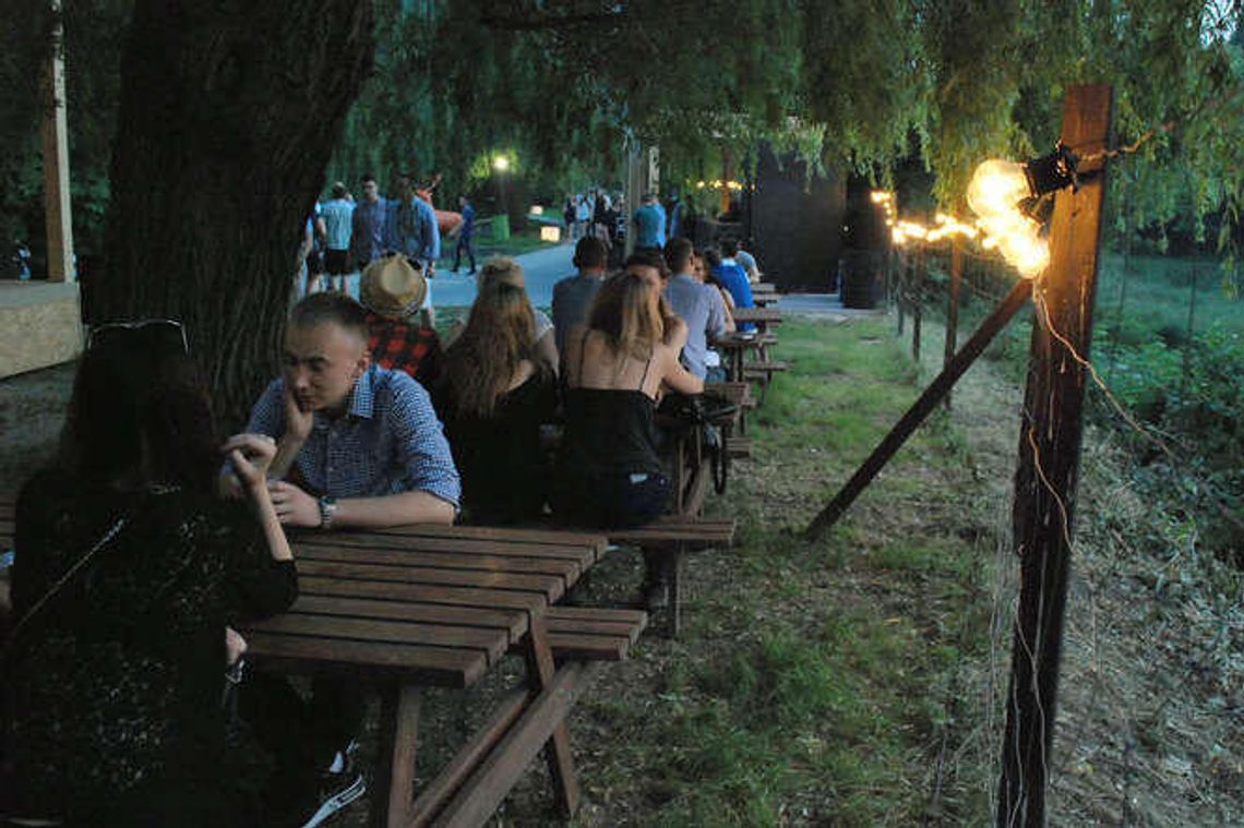 Plener: Tłumy na otwarciu nowego klubu nad Bystrzycą (zdjęcia) 