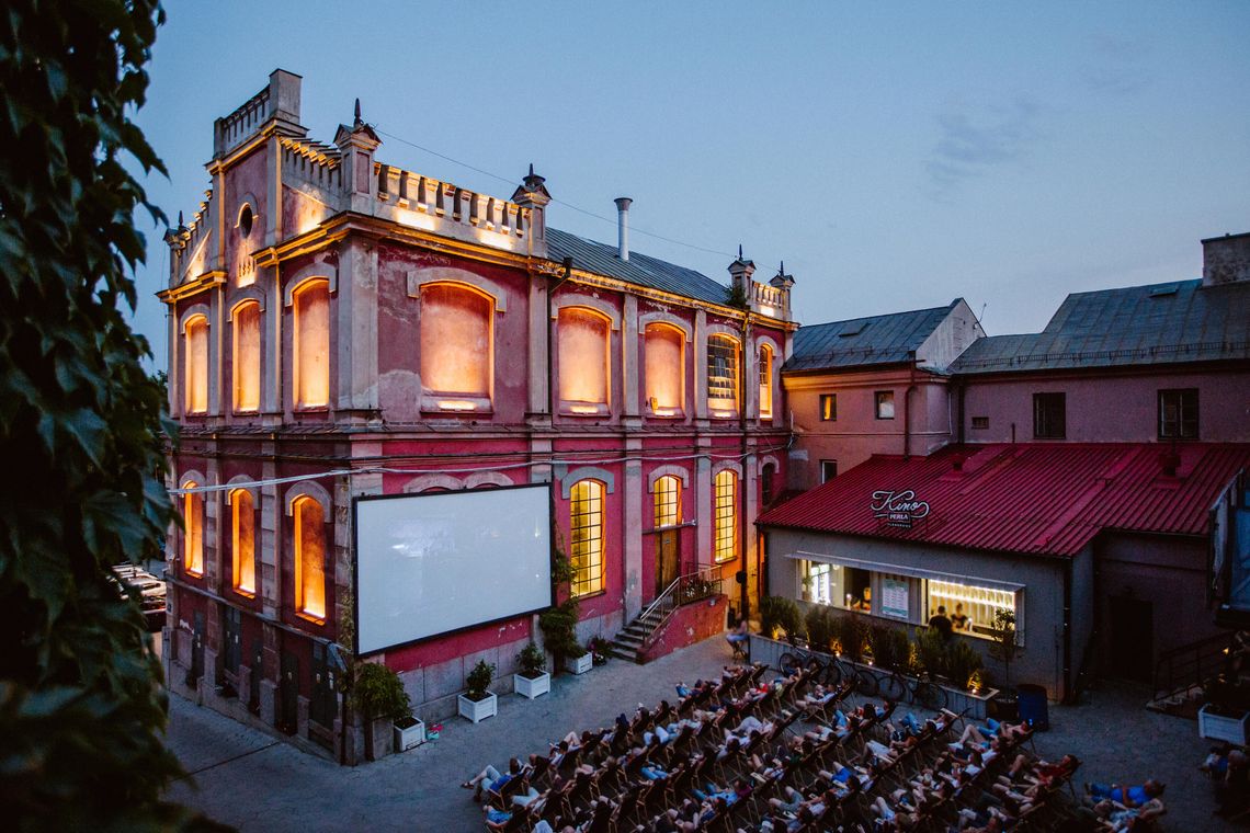 Plenerowe Kino Perła wraca do Lublina. Bezpłatne seanse pod gwiazdami od 5 czerwca na dziedzińcu Browaru Perła