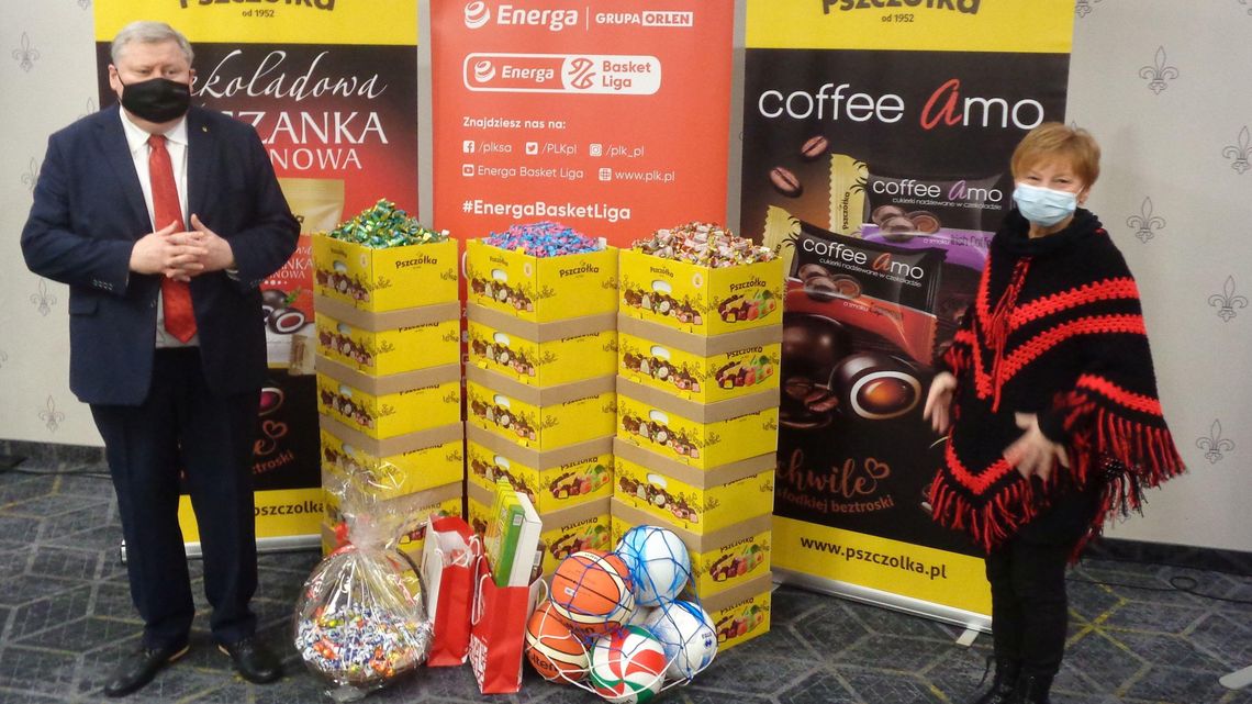 PLK wspólnie z Fabryką Cukierków Pszczółka przekazała akcji Pomóż Dzieciom Przetrwać Zimę 100 kg cukierków oraz 100 piłek PLK wspólnie z Fabryką Cukierków Pszczółka przekazała akcji Pomóż Dzieciom Przetrwać Zimę 100 kg cukierków oraz 100 piłek