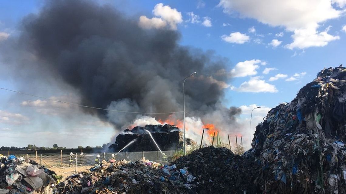 Płoną śmieci w Bełżycach. Duże kłęby dymu 