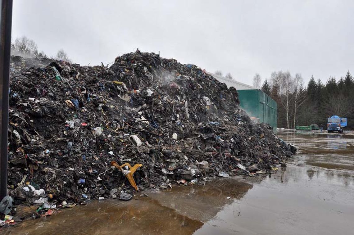 Płonęło 20 tysięcy ton odpadów. Krajobraz po pożarze (zdjęcia)