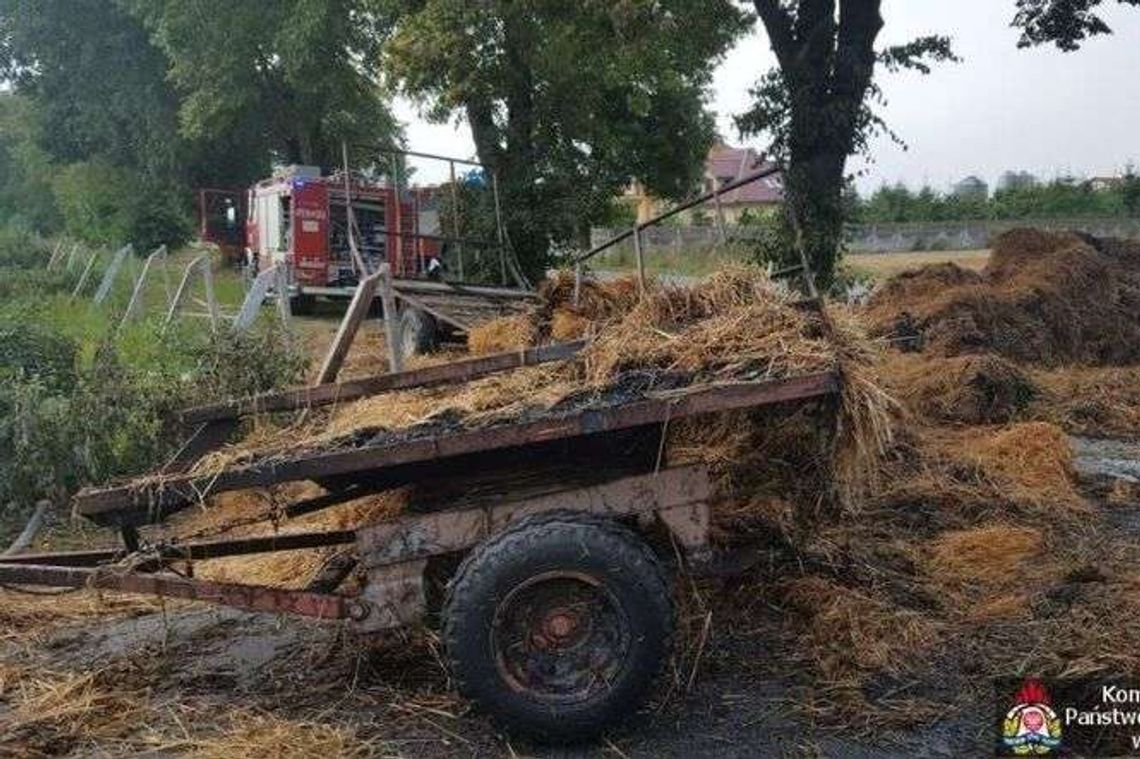 Płonęły przyczepy ze słomą. Strażacy czerpali wodę z jeziora (zdjęcia)