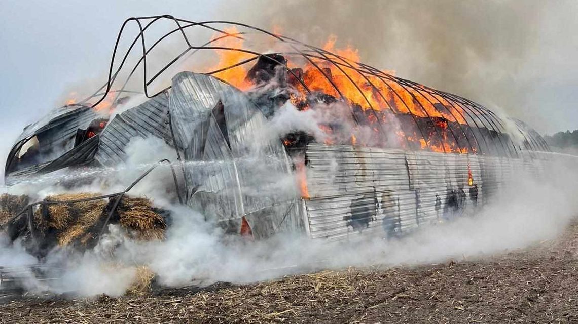 Płonie hala magazynowa ze słomą. Akcja gaśnicza trwa Płonie hala magazynowa ze słomą. Akcja gaśnicza trwa