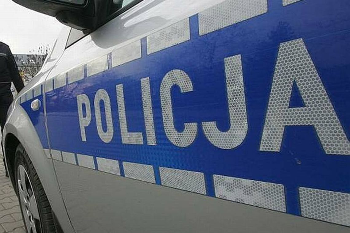 Pług wbił się w mercedesa: Obwiniony kierowca szuka świadków Pług wbił się w mercedesa: Obwiniony kierowca szuka świadków