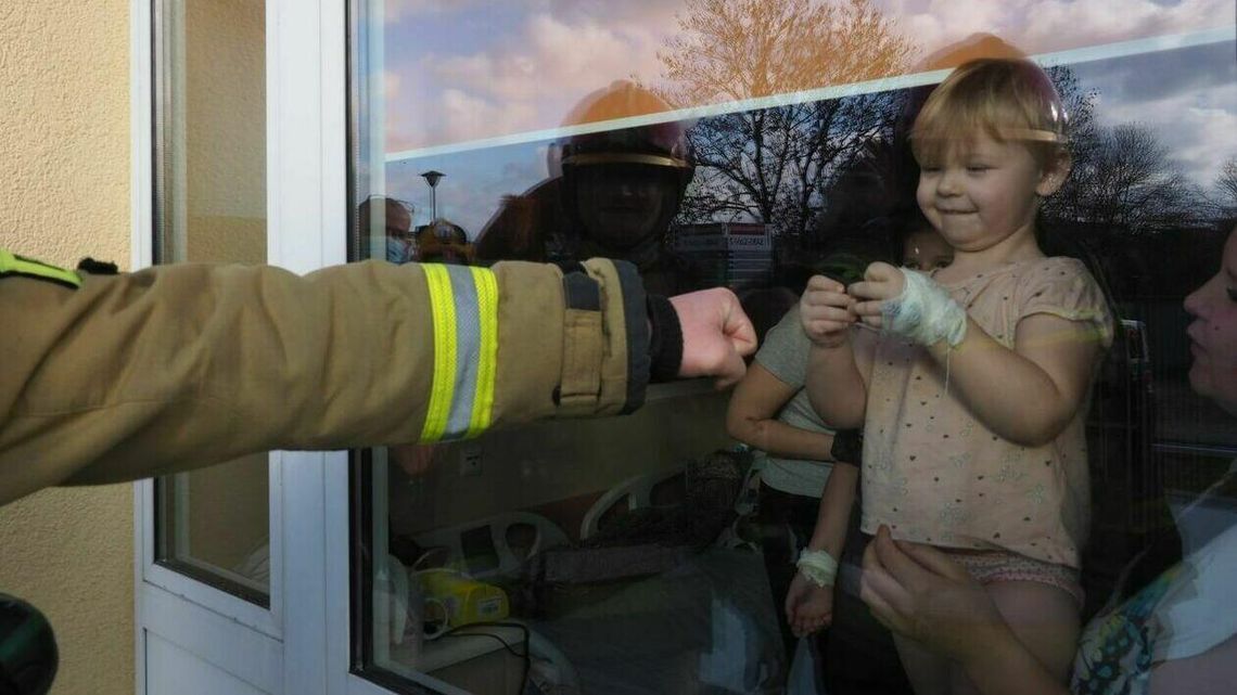 "Pluszak dla malucha". Dzieci z lubelskiego szpitala odwiedzili m.in. strażacy