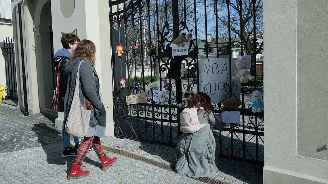 Pluszaki na bramie kurii w Lublinie. Na znak solidarności z ofiarami księży pedofilów
