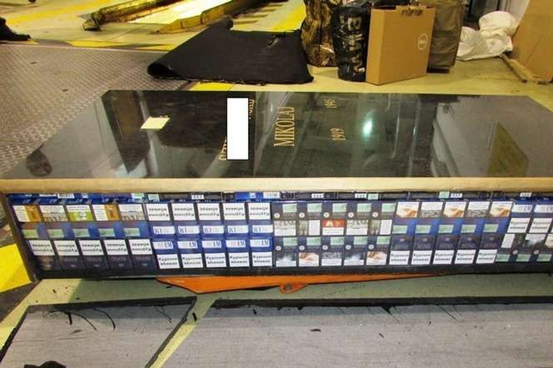 Płyta nagrobna dla dziadka. A w środku ukryte paczki z papierosami