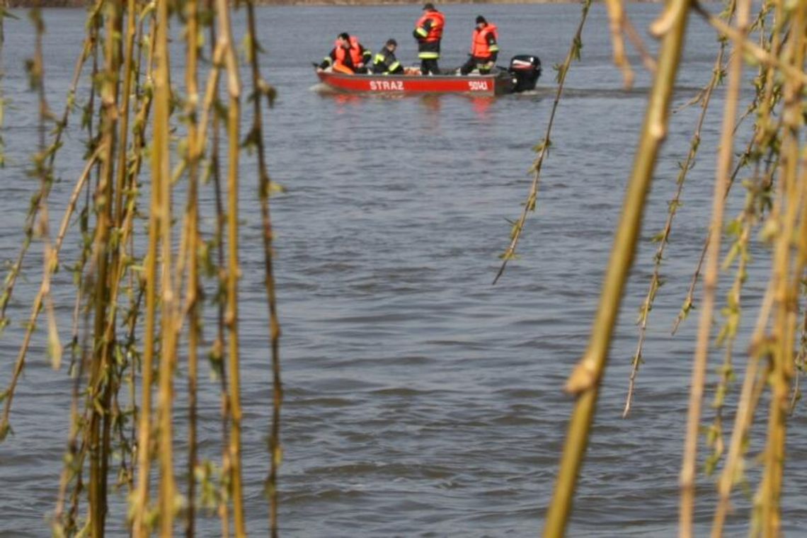 Pływał w Wiśle. Strażacy szukają mężczyzny Pływał w Wiśle. Strażacy szukają mężczyzny