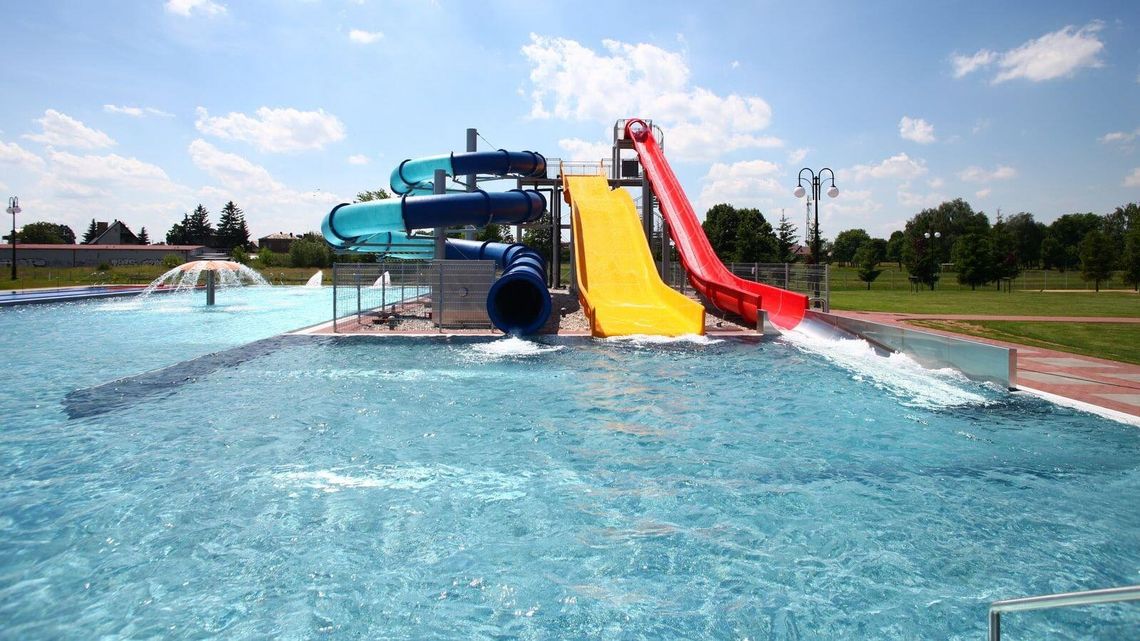 Pływalnia Delfin w Łukowie nieczynna. W wodzie pałeczka ropy błękitnej