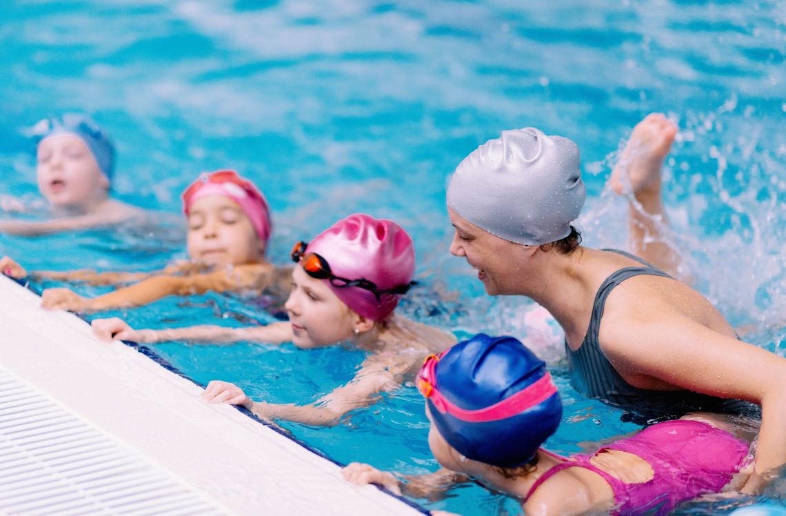 Pływanie a wady postawy – jak trening w wodzie pomaga korygować sylwetkę dzieci i dorosłych Pływanie a wady postawy – jak trening w wodzie pomaga korygować sylwetkę dzieci i dorosłych