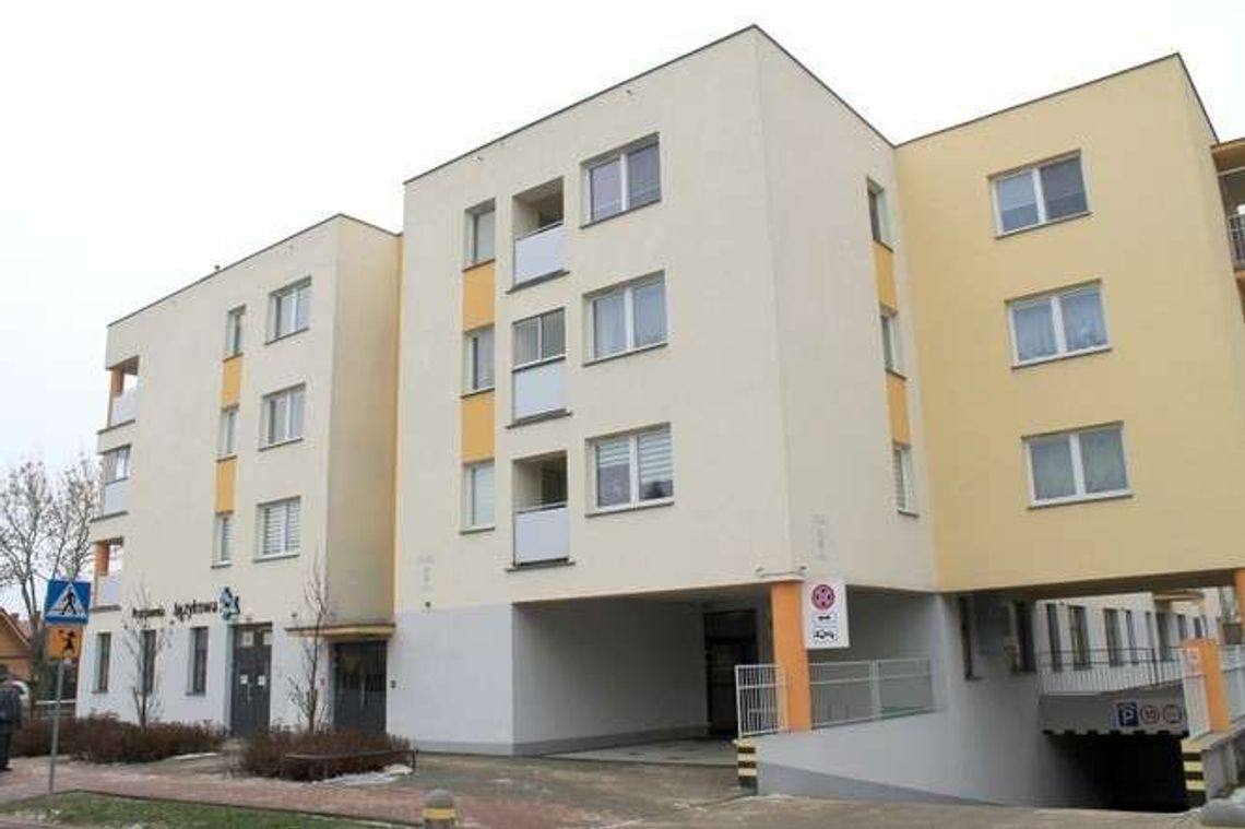 Po 3 latach w bloku sypie się tynk i pękają ściany. Ale katastrofy budowlanej nie będzie Po 3 latach w bloku sypie się tynk i pękają ściany. Ale katastrofy budowlanej nie będzie