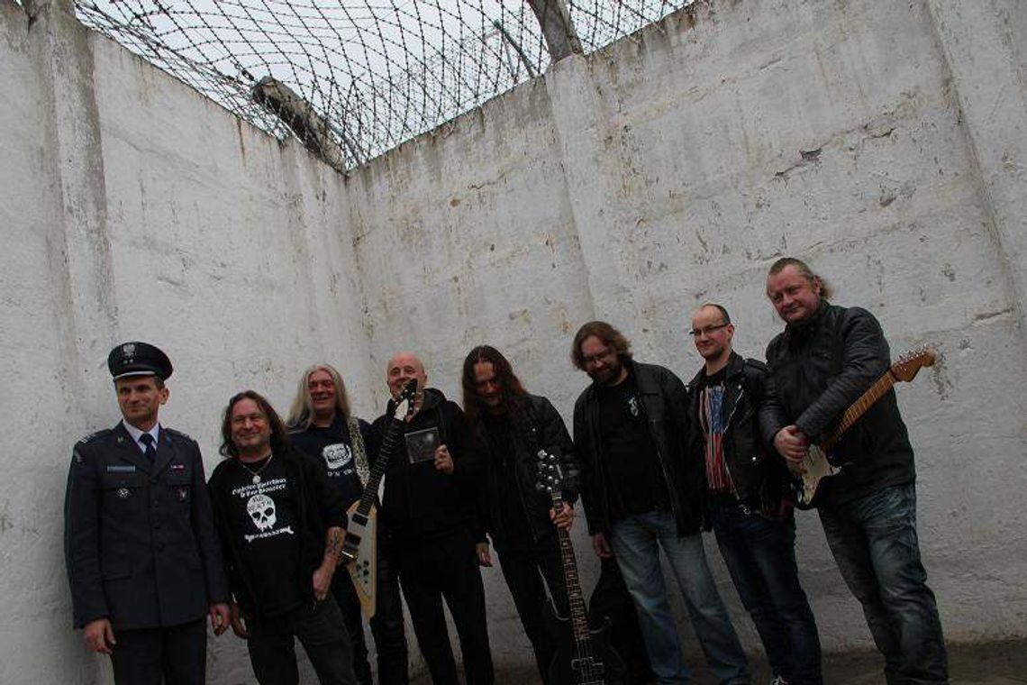 Po 40 latach wrócił do więzienia&#8230; na plan teledysku. "Czarny chleb i czarna kawa..."