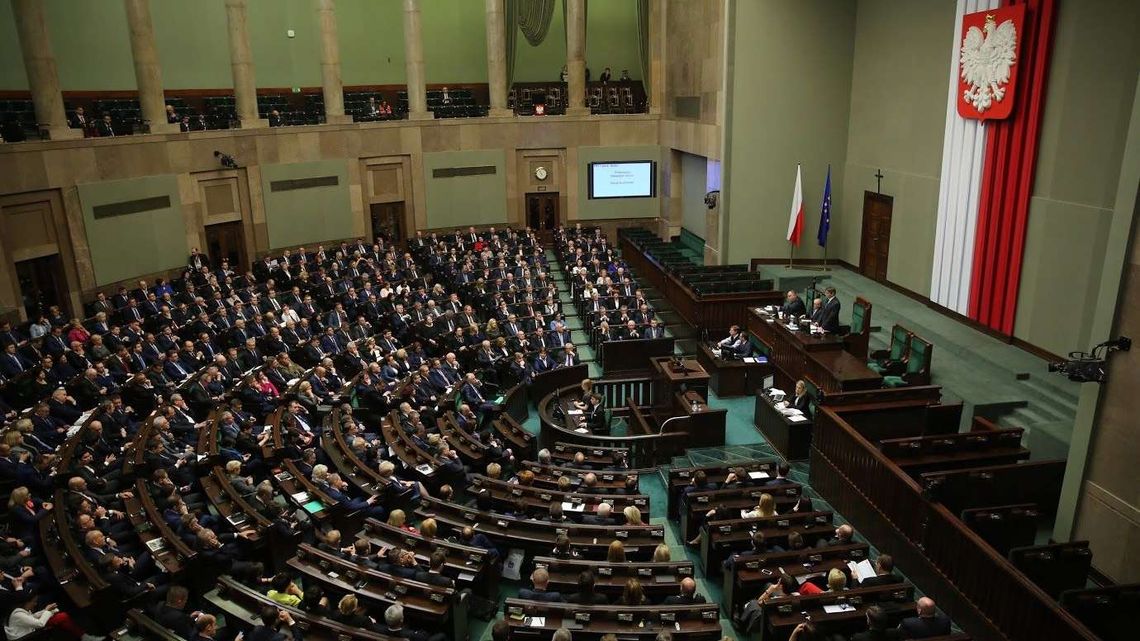 Po aferze z nagrodami dla ministrów PiS posłowie będą zarabiać mniej. Ustawa przegłosowana