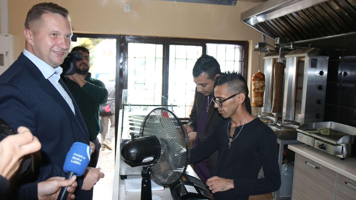 Po ataku na Egipcjan wojewoda odwiedził ich bar z kebabem [zdjęcia]