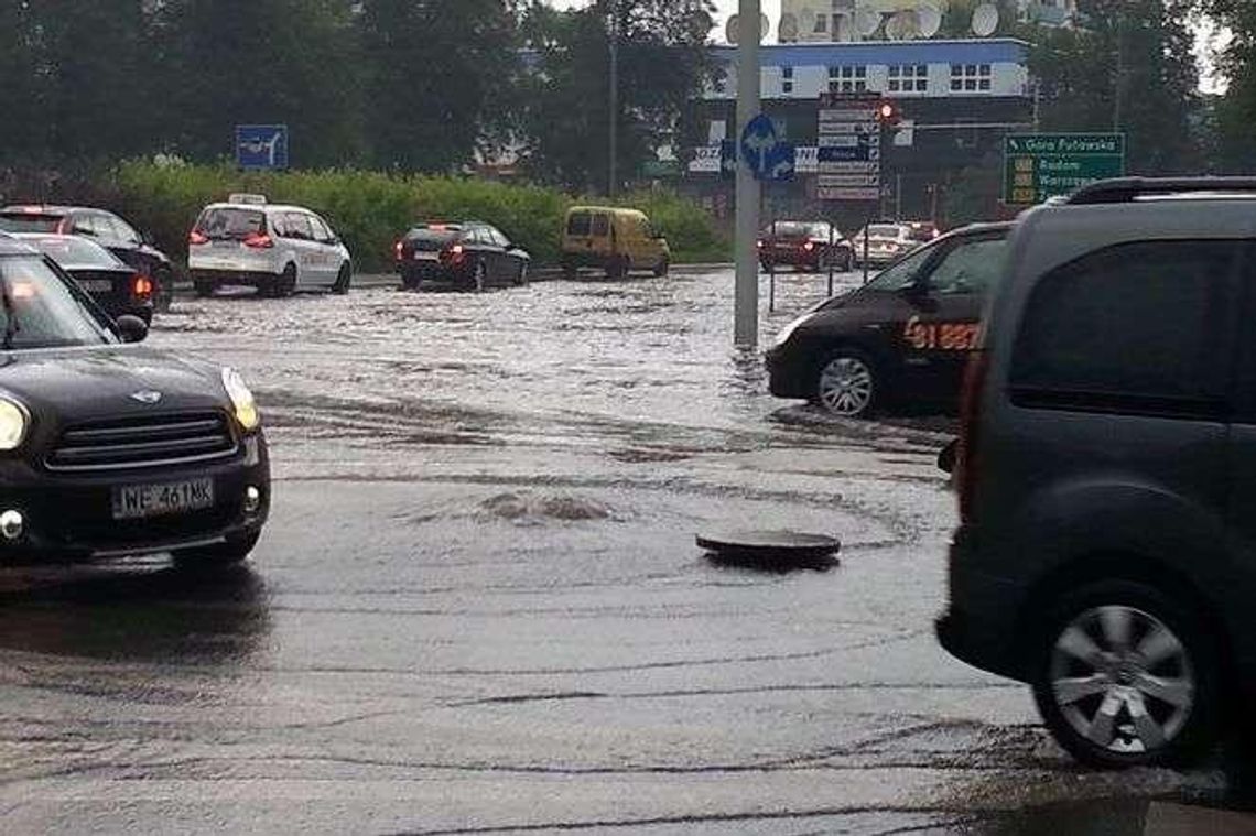 Po burzy w woj. lubelskim. Zalane ulice i studzienki, ponad 100 interwencji strażaków (wideo)