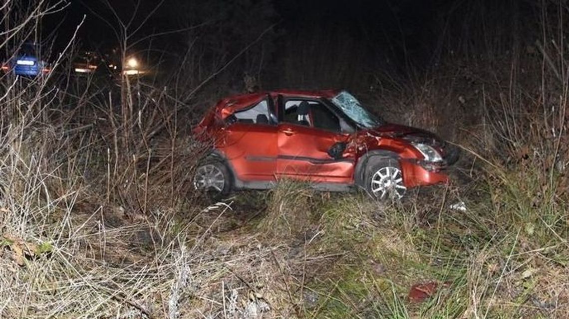 Po dachowaniu pasażerka wypadła z auta. Groźny wypadek pod Chełmem