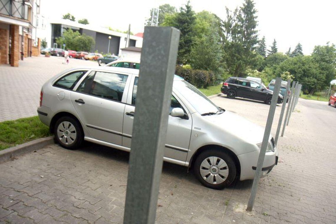 Po głowie za ogrodzenie. Przez słupki popłynęła krew