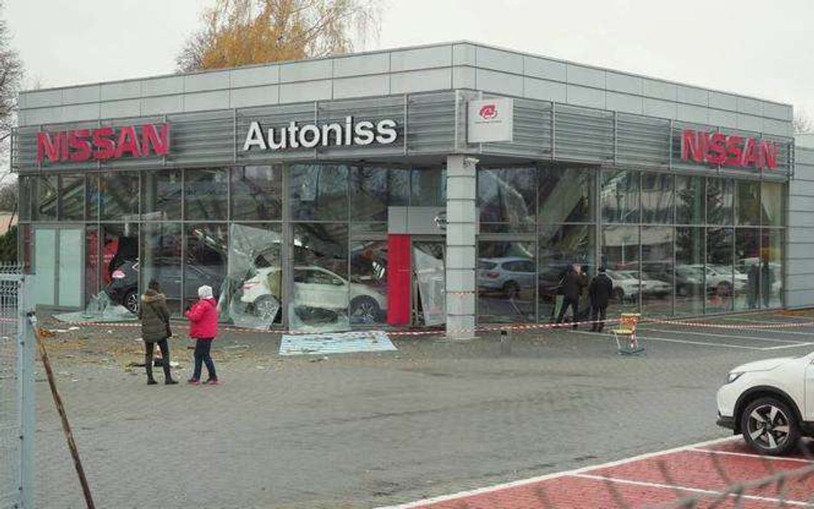 Po katastrofie budowlanej salon Nissana wznawia działalność Po katastrofie budowlanej salon Nissana wznawia działalność