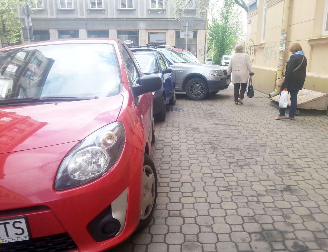 Po naszej publikacji piesi zaczynają odzyskiwać chodnik Po naszej publikacji piesi zaczynają odzyskiwać chodnik