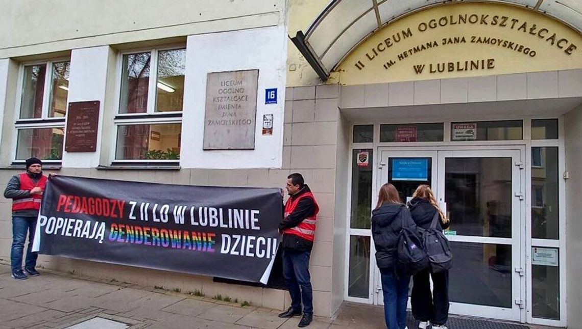 Po nielegalnej pikiecie przed II LO nauczycielka i samorząd uczniowski z mocnym wsparciem dla osób ze społeczności LGBT+