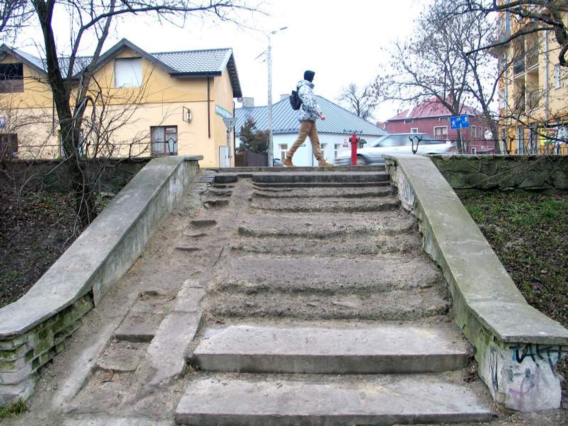 Po nowych schodach do starego parku w Chełmie