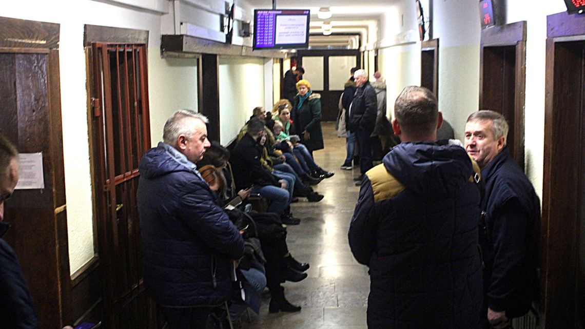 Po paszport skoro świt. Brexit napędza kolejki w biurze paszportowym w Lublinie