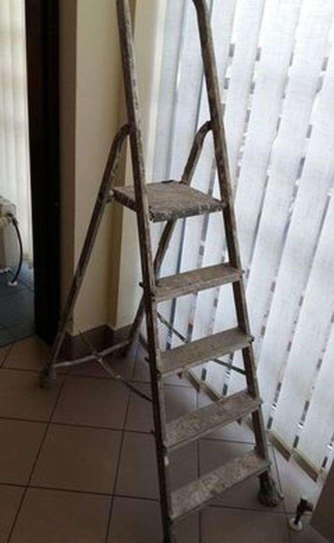 Po pijanemu chciał ukraść drabinę. Zatrzymał go przechodzień Po pijanemu chciał ukraść drabinę. Zatrzymał go przechodzień