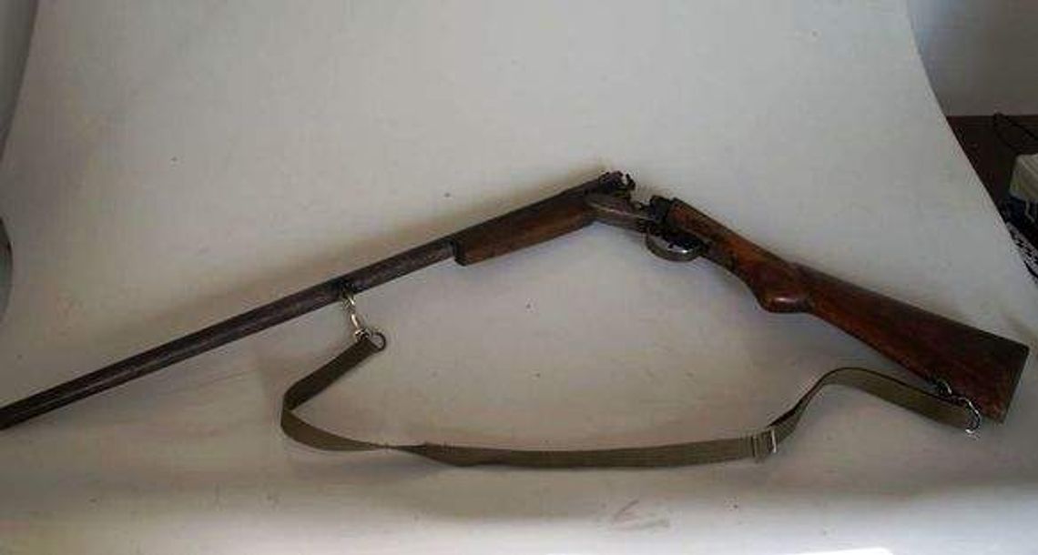 Po pijanemu i z bronią na ramieniu spacerował przez wieś