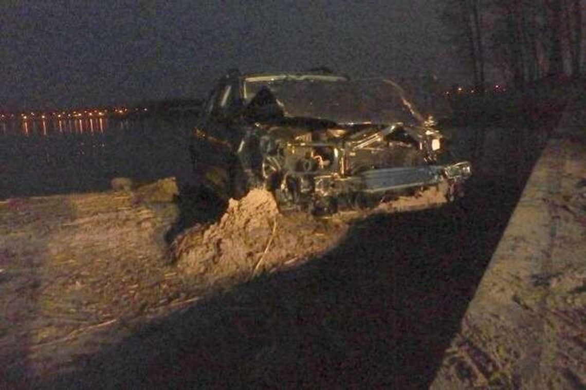 Po pijanemu "kręcił bączki", wpadł w poślizg i wjechał do zalewu