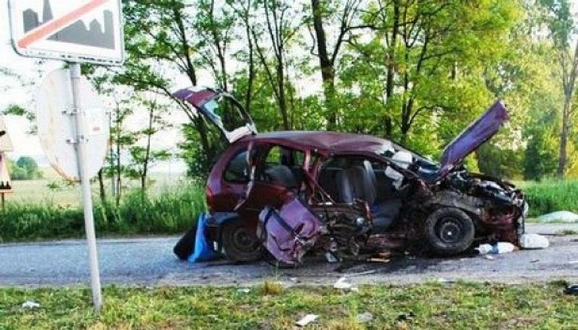 Po pijanemu oplem w latarnię. Pięć osób rannych