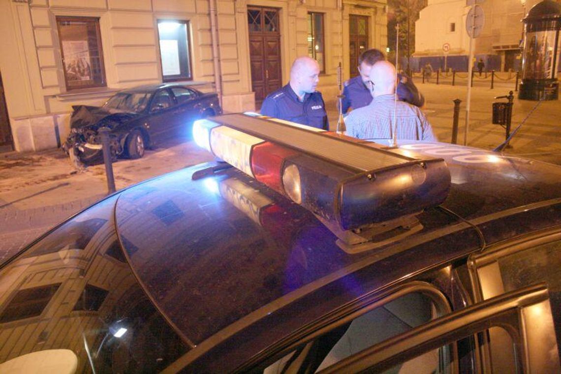 Po pijanemu wjechał w ścianę teatru. Nie zgłosił się na policję. \"Jest mi wstyd\" Po pijanemu wjechał w ścianę teatru. Nie zgłosił się na policję. \"Jest mi wstyd\"