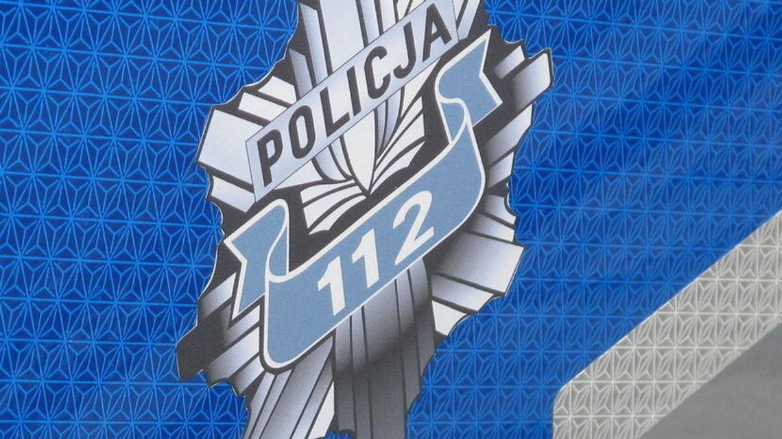 Po pijanemu wjechał w znak "Stop" i próbował uciekać. Miał zakaz prowadzenia samochodu Po pijanemu wjechał w znak "Stop" i próbował uciekać. Miał zakaz prowadzenia samochodu