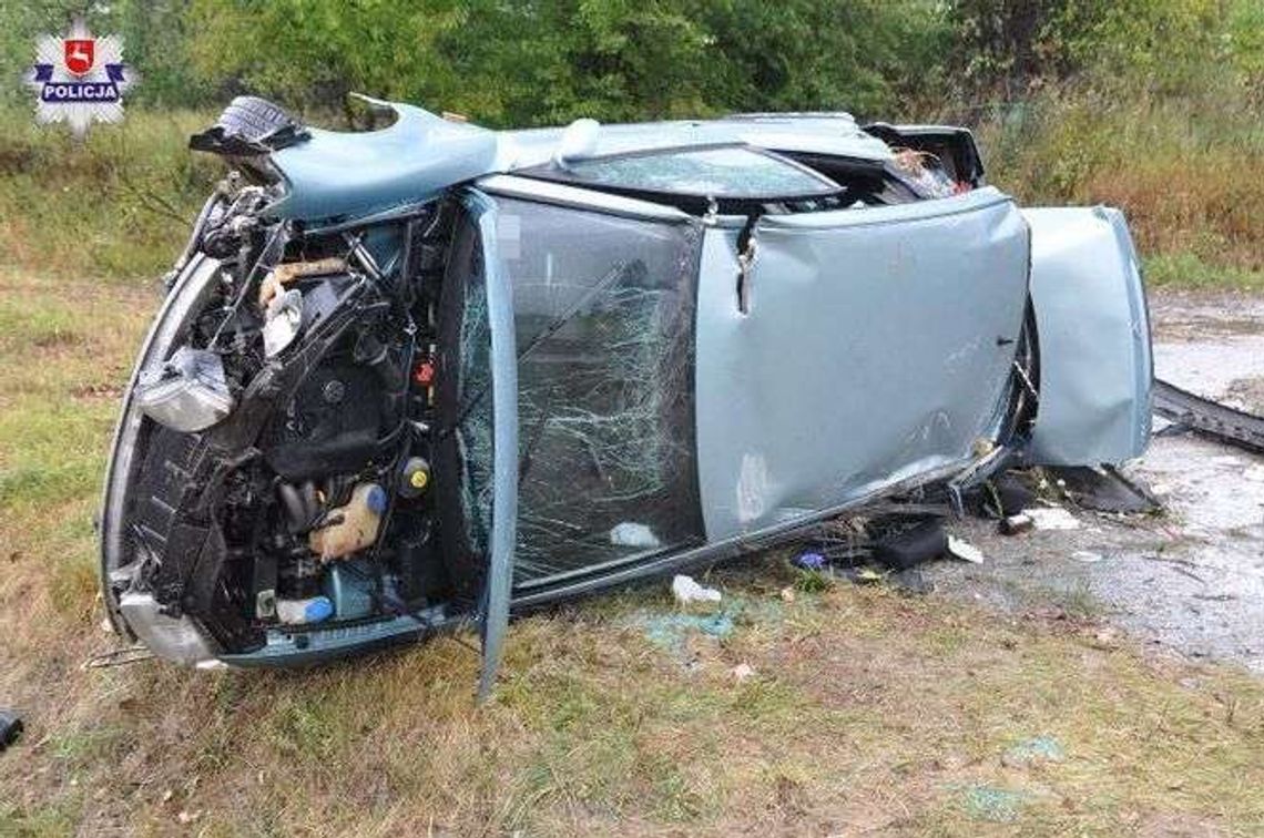 Po pijanemu wracał z dyskoteki i dachował (zdjęcia) Po pijanemu wracał z dyskoteki i dachował (zdjęcia)