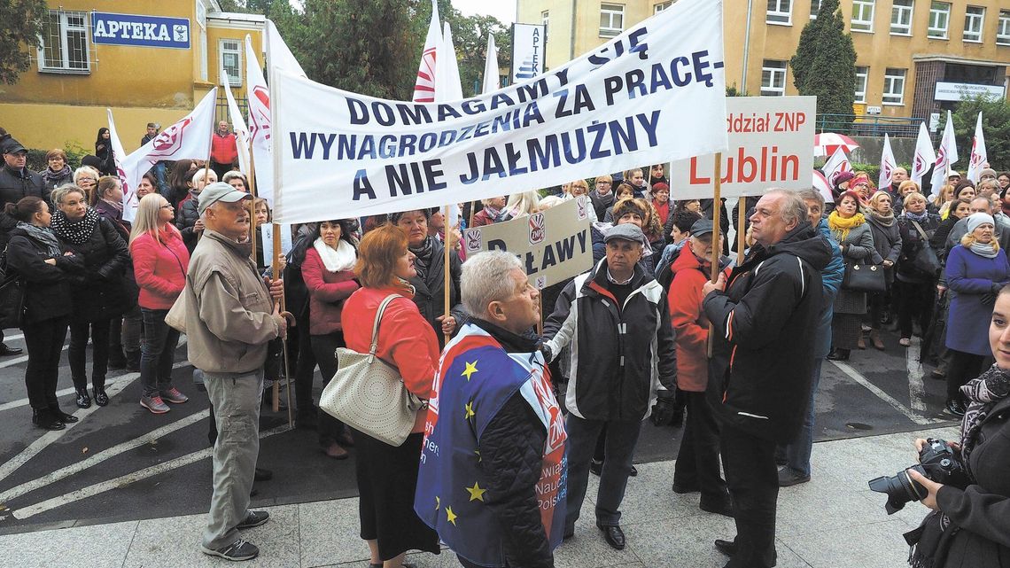 Po policjantach czas na nauczycieli. Chcą 1000 zł podwyżki. Pójdą na zwolnienia lekarskie? Po policjantach czas na nauczycieli. Chcą 1000 zł podwyżki. Pójdą na zwolnienia lekarskie?