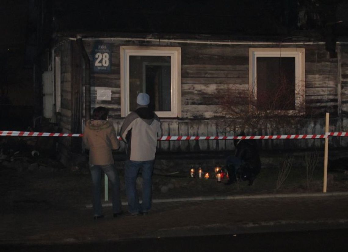Po pożarze w Białej Podlaskiej: Znicze, kondolencje i bezradność