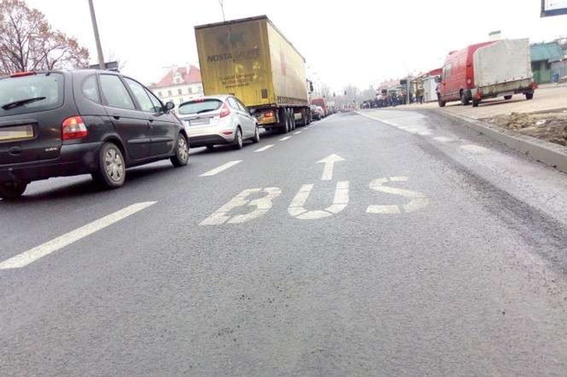 Po przebudowie al. Tysiąclecia na światłach stoi się trzy razy dłużej