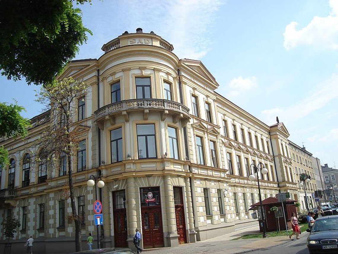 Po rozprawie... bójka stron na korytarzu sądu w Radomiu
