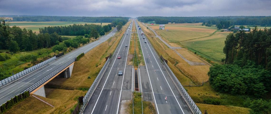 Na drodze ekspresowej S17 w rejonie Żerdzi zakończyły się prace naprawcze nawierzchni. Ruch odbywa się już obiema jezdniami, a drogowcy prowadzą dalszy monitoring trasy i przygotowują kolejne działania prewencyjne.