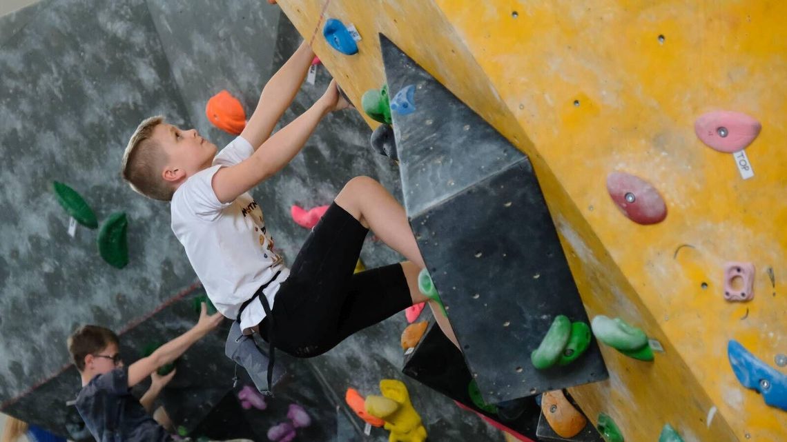 Po ścianie jak na skałkach. Wspinanie potrwa do niedzieli Po ścianie jak na skałkach. Wspinanie potrwa do niedzieli