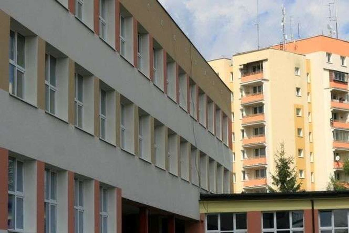 Po skoku ucznia podczas lekcji, szkoła usunęła klamki z części okien