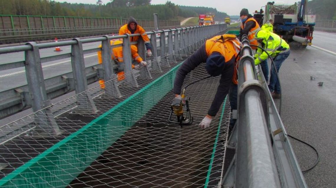 Po tragicznej śmierci kobiety na S17 koło Lublina. Drogowcy zabezpieczają wiadukty