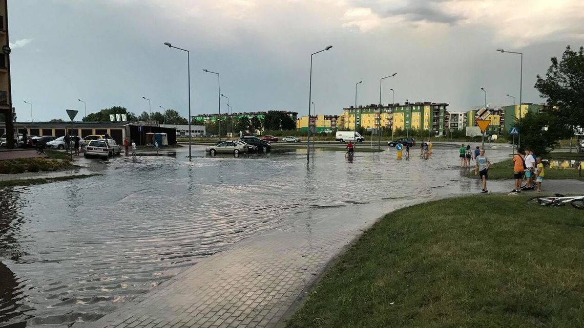 Po większych opadach wokół ronda robi się bajoro. To się zmieni dzięki autostradzie? Po większych opadach wokół ronda robi się bajoro. To się zmieni dzięki autostradzie?