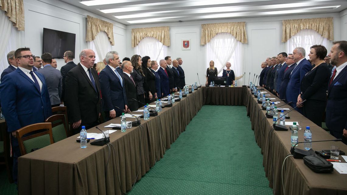 Po wyborach przyznali sobie spore podwyżki. Oburzeni mieszkańcy zbierają podpisy Po wyborach przyznali sobie spore podwyżki. Oburzeni mieszkańcy zbierają podpisy