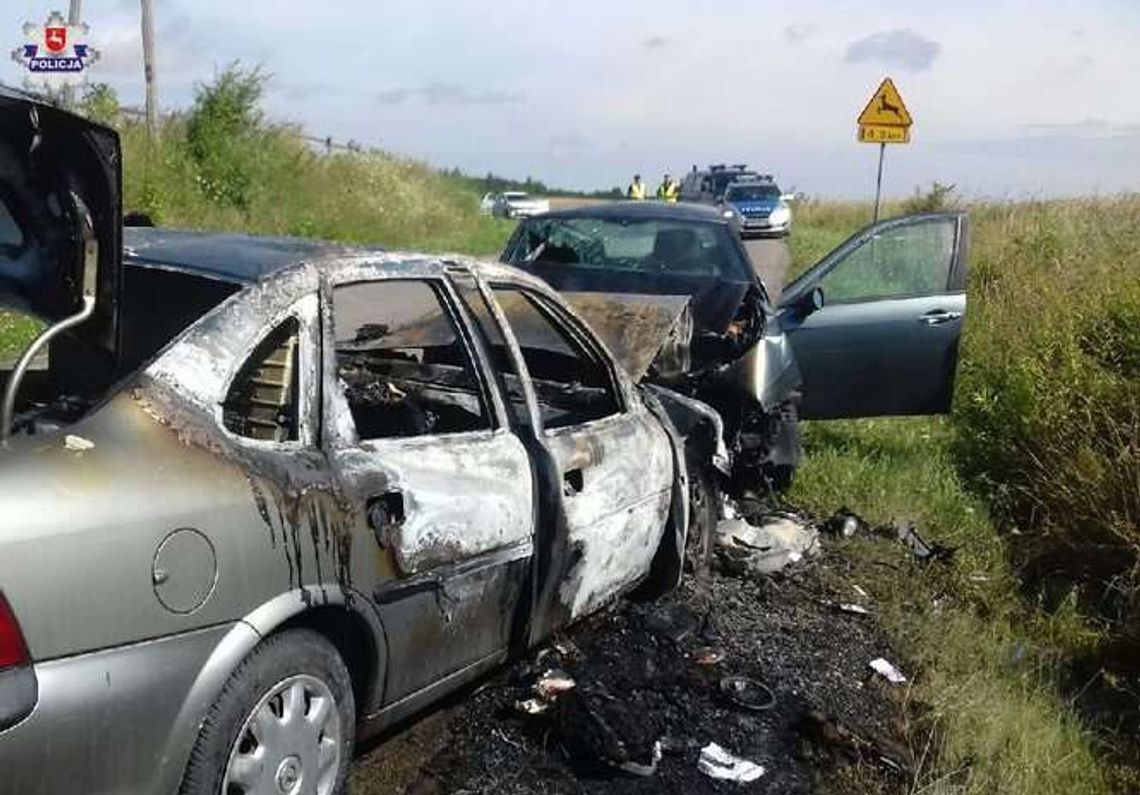 Po wypadku samochód stanął w ogniu. Ranna matka wyciągnęła dzieci z płonącego auta