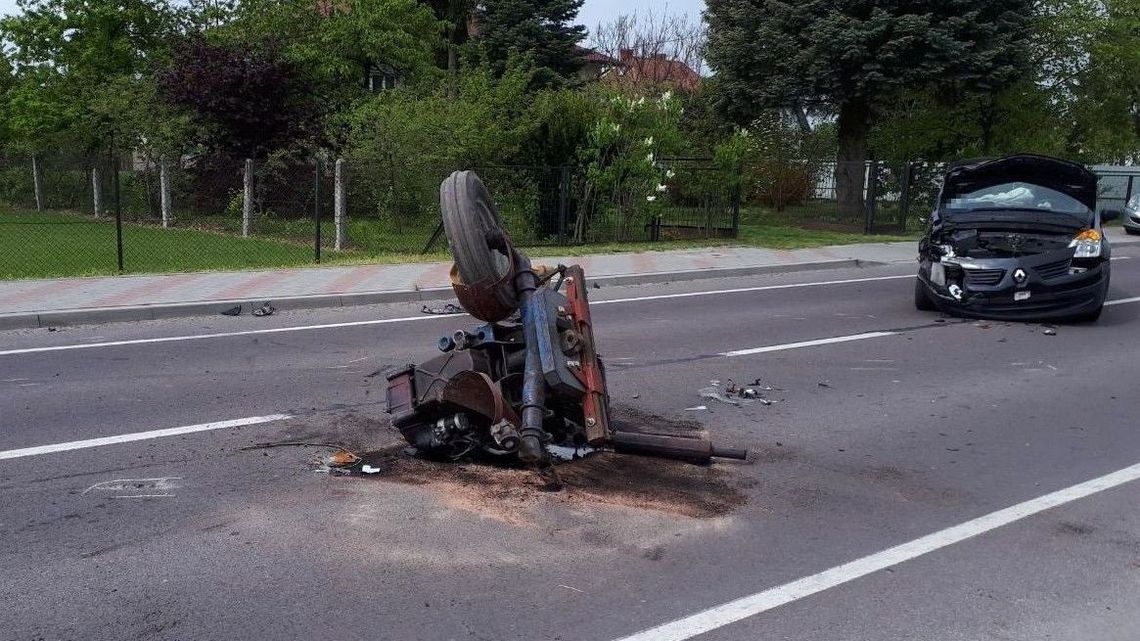 Po zderzeniu z samochodem traktor rozpadł się na kawałki Po zderzeniu z samochodem traktor rozpadł się na kawałki