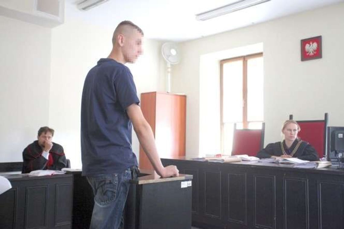 Pobicie na komisariacie? Nastolatek oskarża policjanta (wideo) Pobicie na komisariacie? Nastolatek oskarża policjanta (wideo)