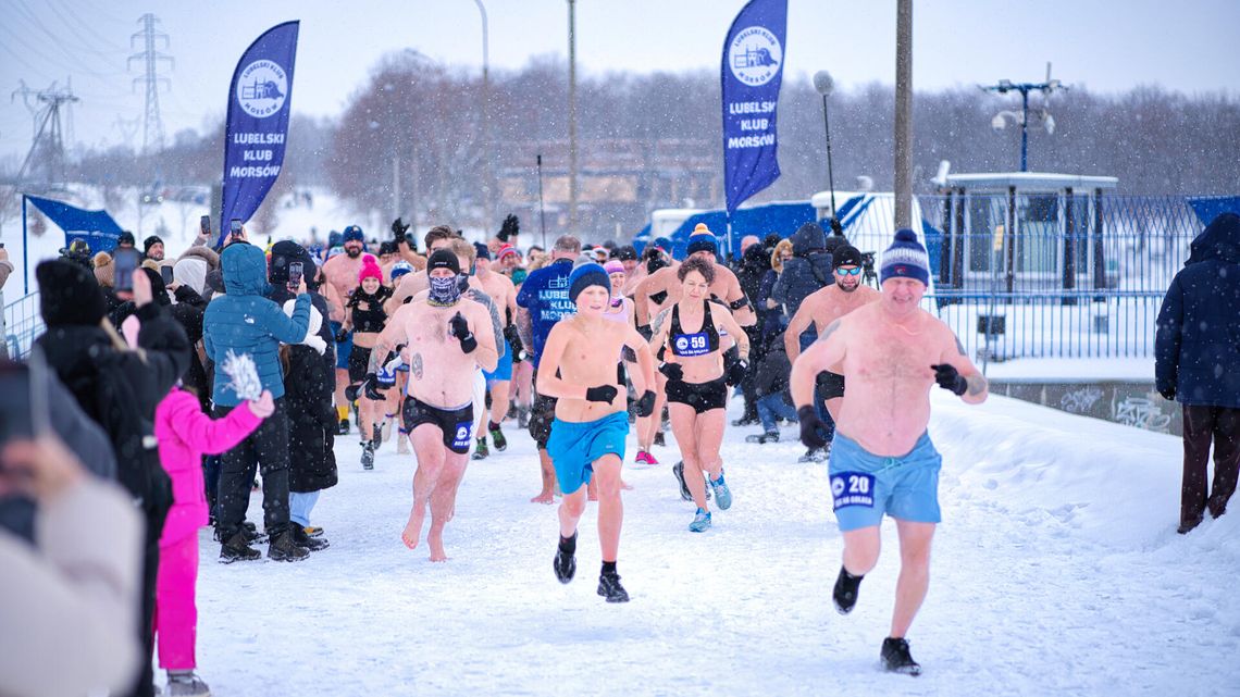 Pobiegli "na golasa" w śniegu! Lubelskie morsy pokazują hart ducha